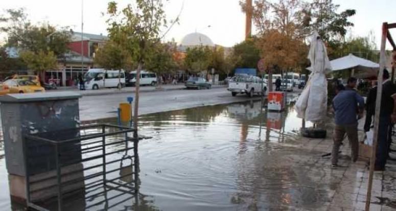 Gürpınar ilçe merkezi sular altında kaldı