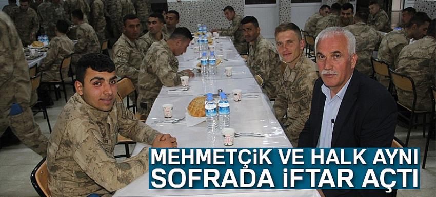 Mehmetçik ve halk aynı sofrada iftar açtı