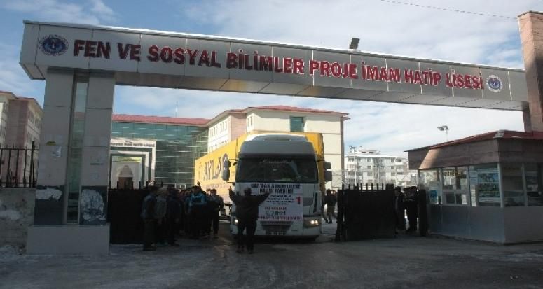 İmam Hatipli öğrenciler harçlıklarını Halep