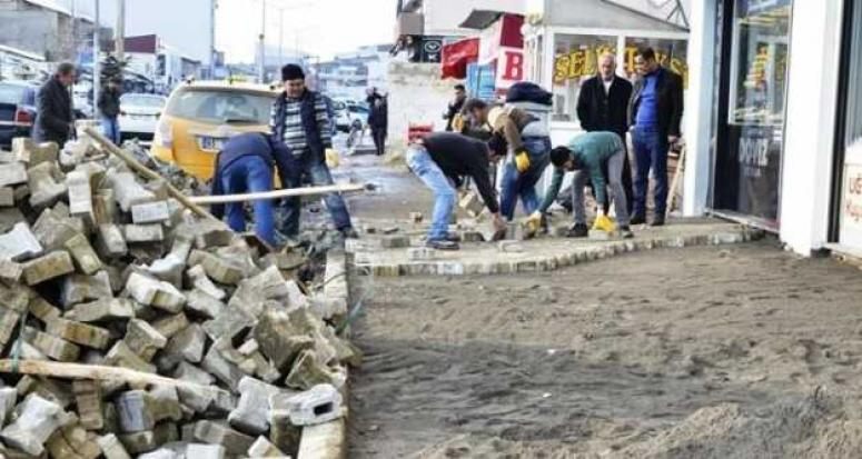 Erciş Belediyesinden kaldırım onarım çalışması
