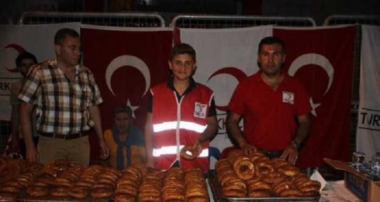 Türk Kızılayı Van Şubesiʹnden demokrasi nöbetçilerine gıda desteği