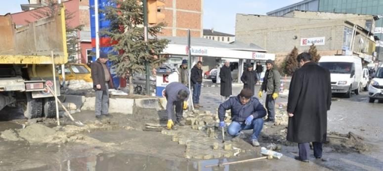 Erciş Belediyesi kış şartlarında bozulan yollar onarılıyor
