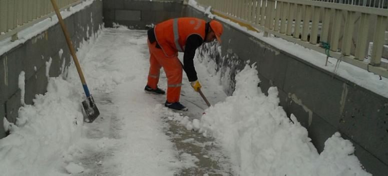 Üst geçitlerde kar temizleme çalışması