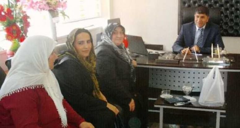 AK Partili kadınlardan Müdür Kırmızıtaş