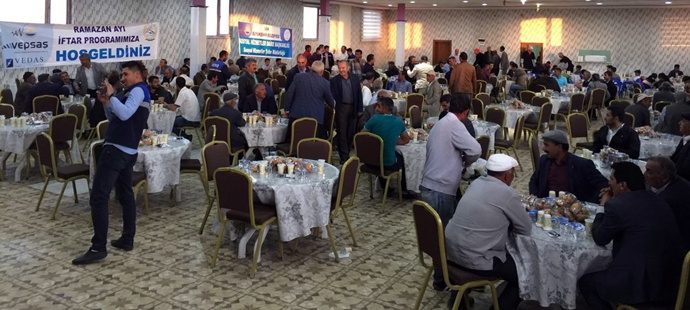  Vanlılar iftarını Büyükşehir Belediyesinin sofrasında açtı