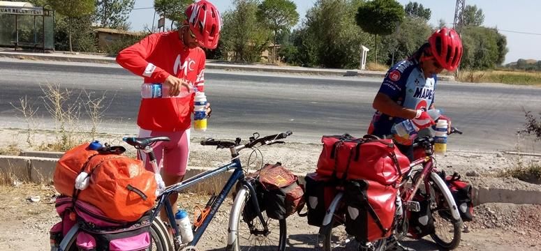 İranlı bisikletçilerin 40 günlük turu başladı