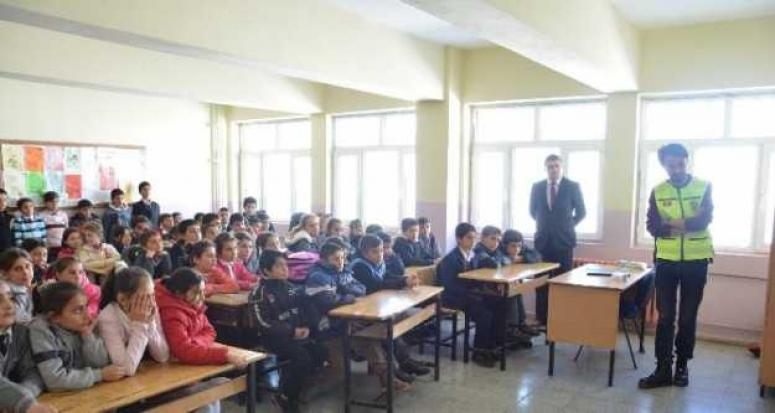 İlkokul öğrencilerine trafik eğitimi