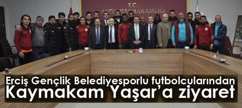 Erciş Gençlik Belediyesporlu futbolcularından Kaymakam Yaşar